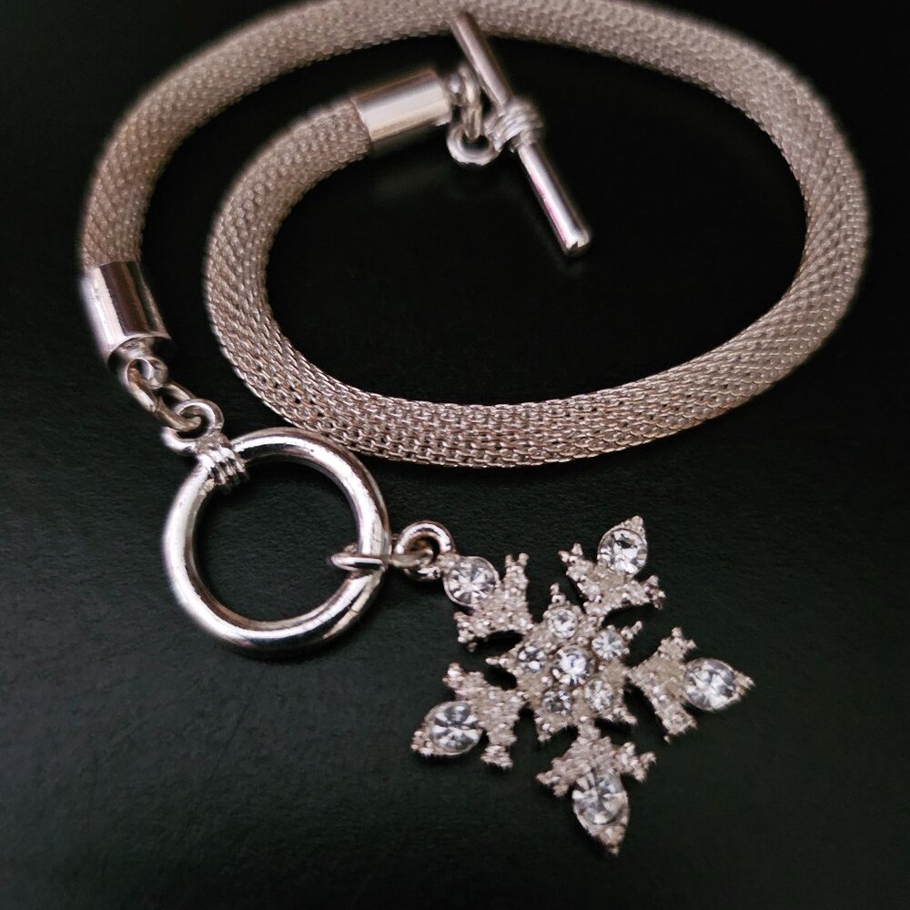 NEW SILVER TONED TOGGLE CLASP BRACELET WITH  GLITTERING SNOWFLAKE ACCENT CHARM - Picture 2 of 8